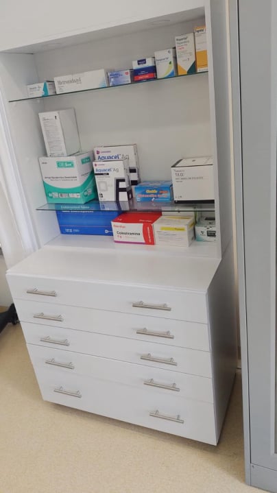columna-para-medicamentos-torre-gavetera-torre-para-medicamentos-drogueria-farmacias-colombia