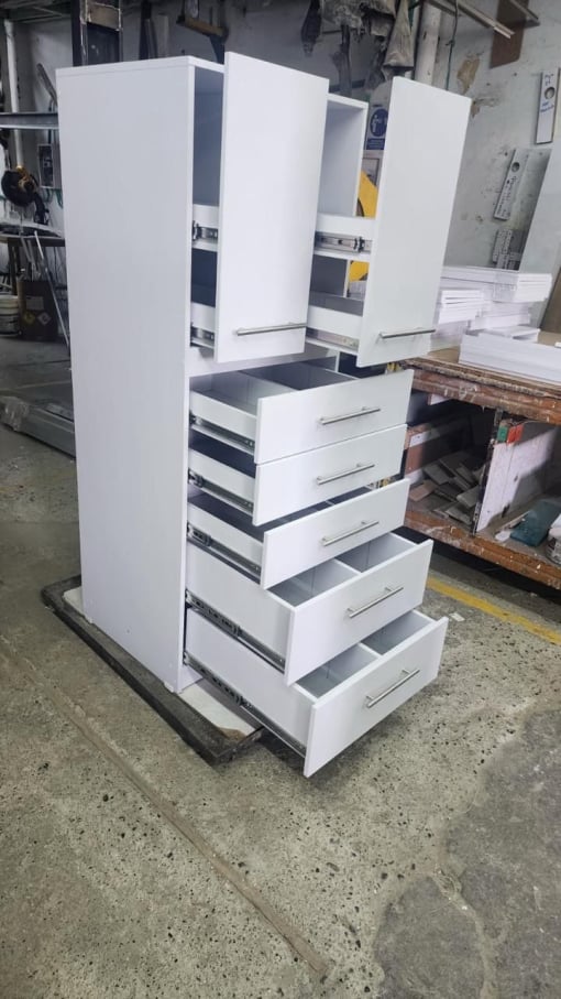 Torre-Gavetera-Metálica-para-Droguería-en-Colombia-Muebles-para-Farmacia